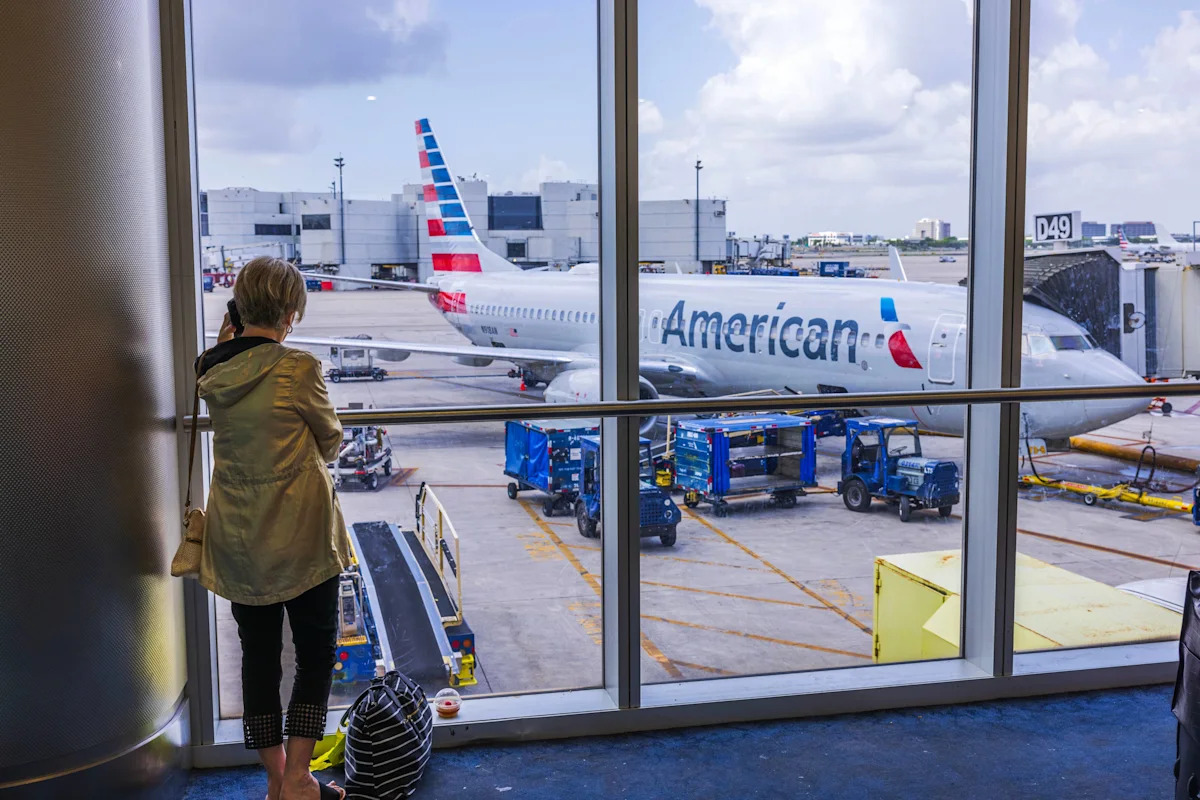 A American Airlines deixa assentos vazios enquanto cobra mais dos passageiros.