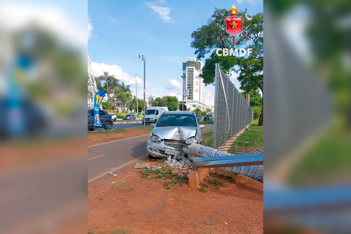 Carro bate e derruba poste, próximo a shopping no Pistão Sul