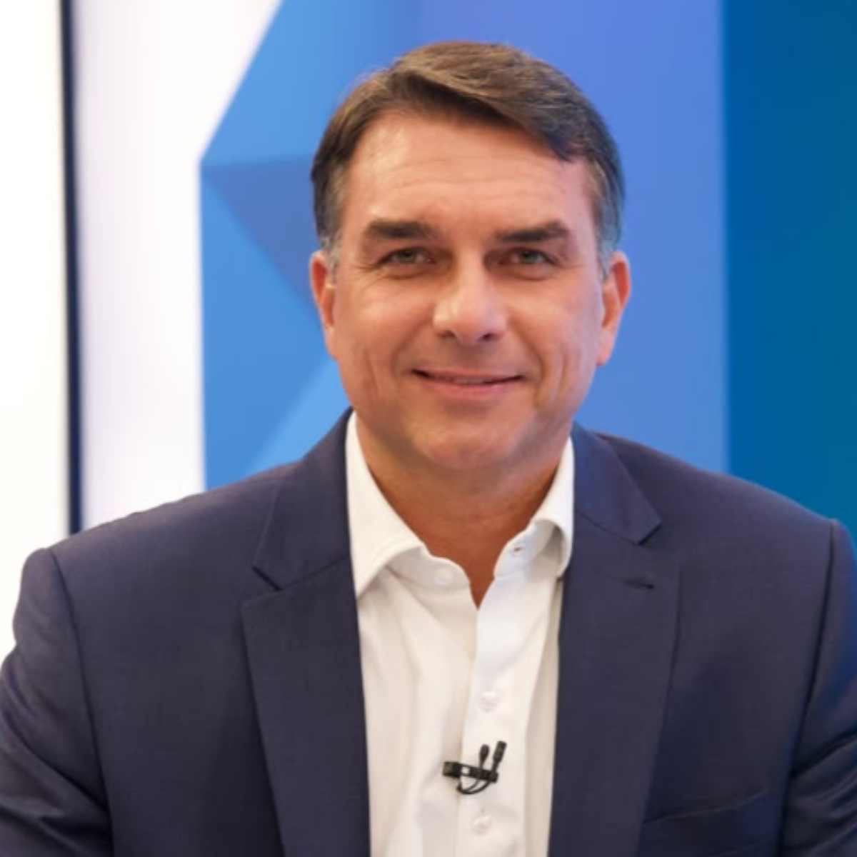 Flávio Bolsonaro cita Lula mais de 20 vezes durante os 40 minutos de sabatina na TV Globo