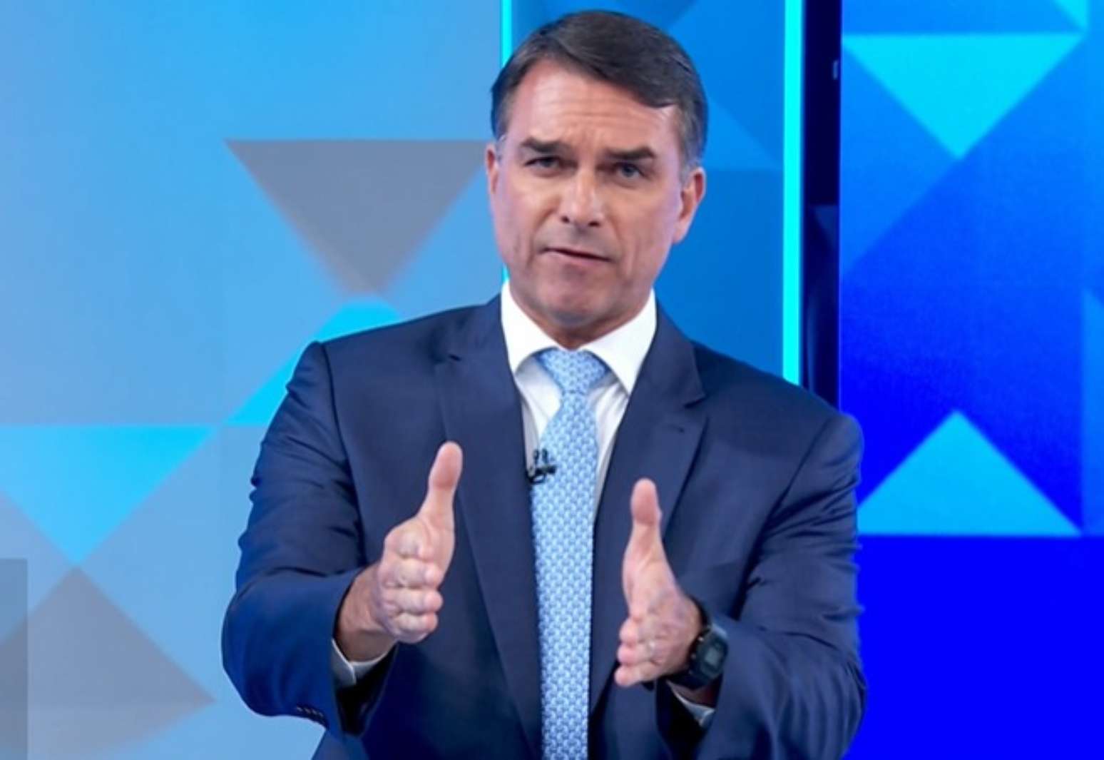 Fl&aacute;vio Bolsonaro durante o debate da Globo