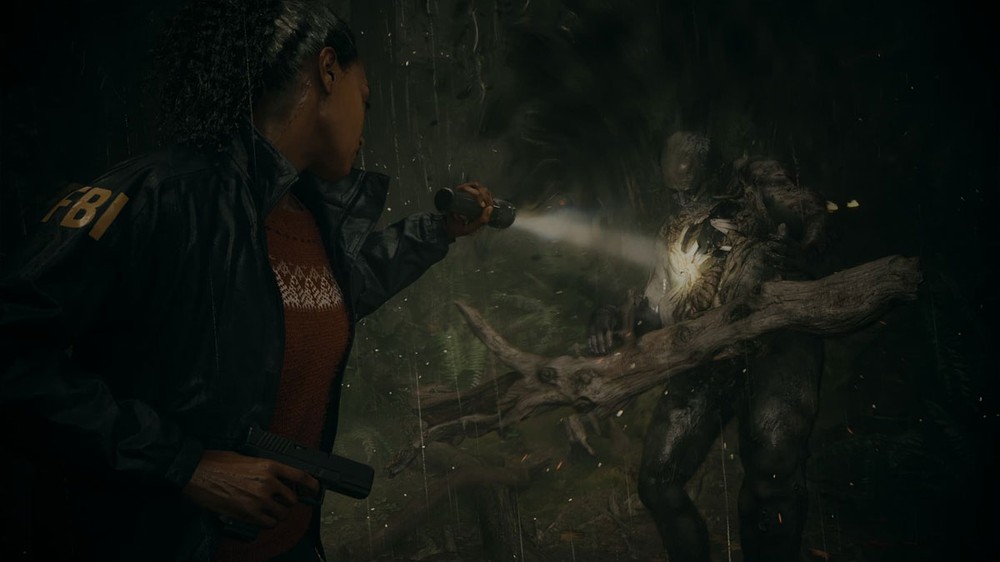 O combate em Alan Wake 2 ainda depende de usuários enfraquecerem inimigos com a luz antes de atirar para eliminá-los — Foto: Reprodução/Epic Games Store