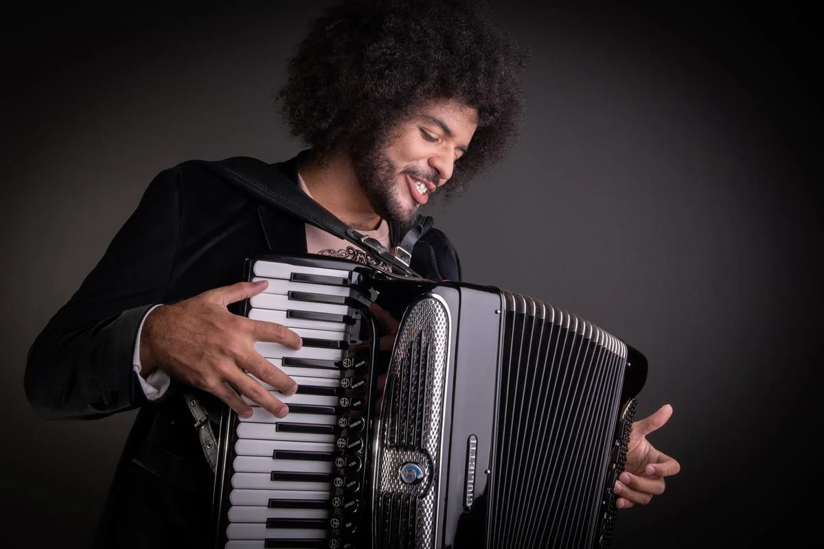 Foto colorida de Mestrinho no projeto Dominguinho - Metrópoles