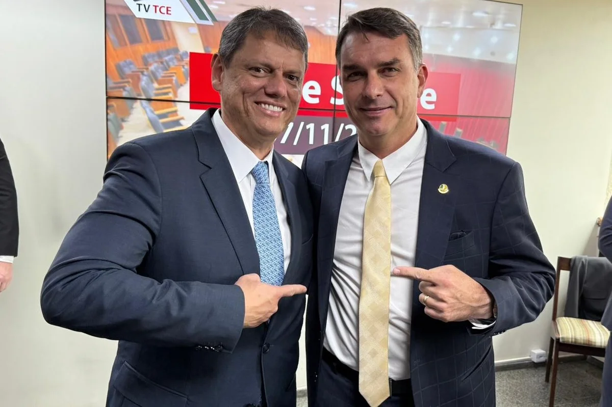 Governador Tarcísio de Freiras e o senador Flávio Bolsonaro
