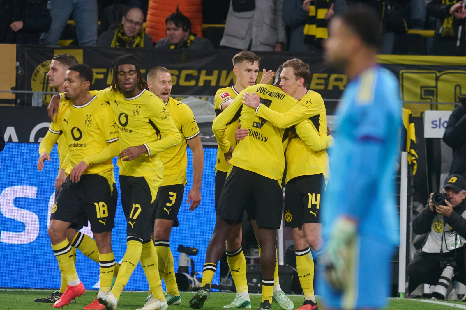 Beier late show sends Dortmund top of Bundesliga