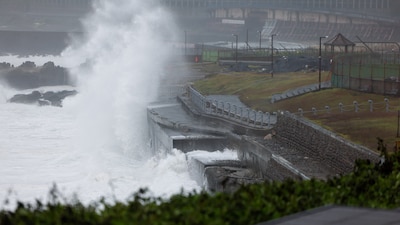 França livra-se da redução da classificação da Moody's enquanto enfrenta distúrbios