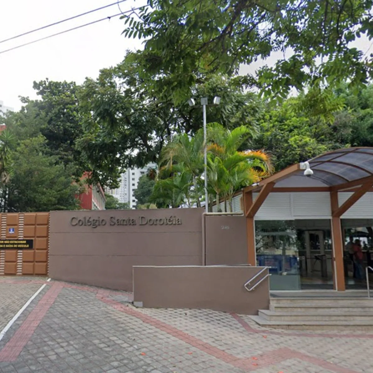 Escola em BH mantém aulas após morte de professora e revolta alunos