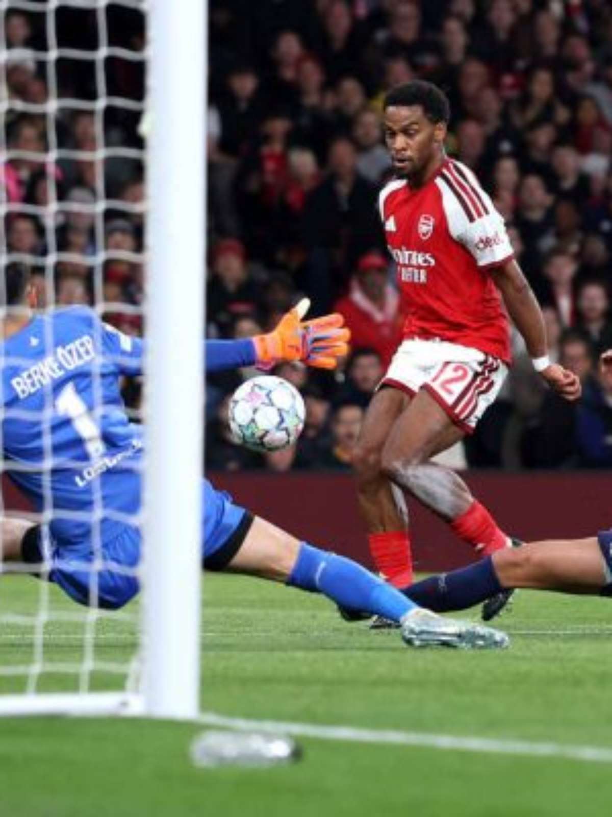Arsenal faz três gols no segundo tempo e vence Lille na Champions