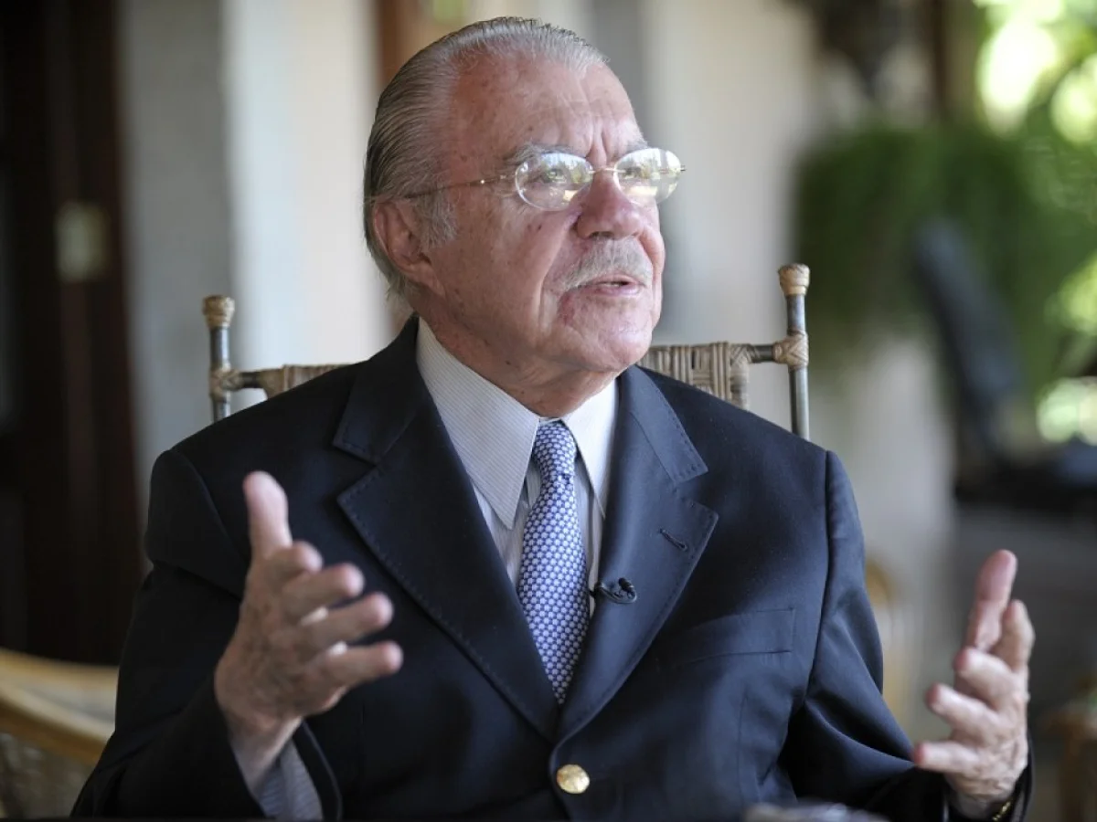 José Sarney é internado na UTI após procedimento abdominal