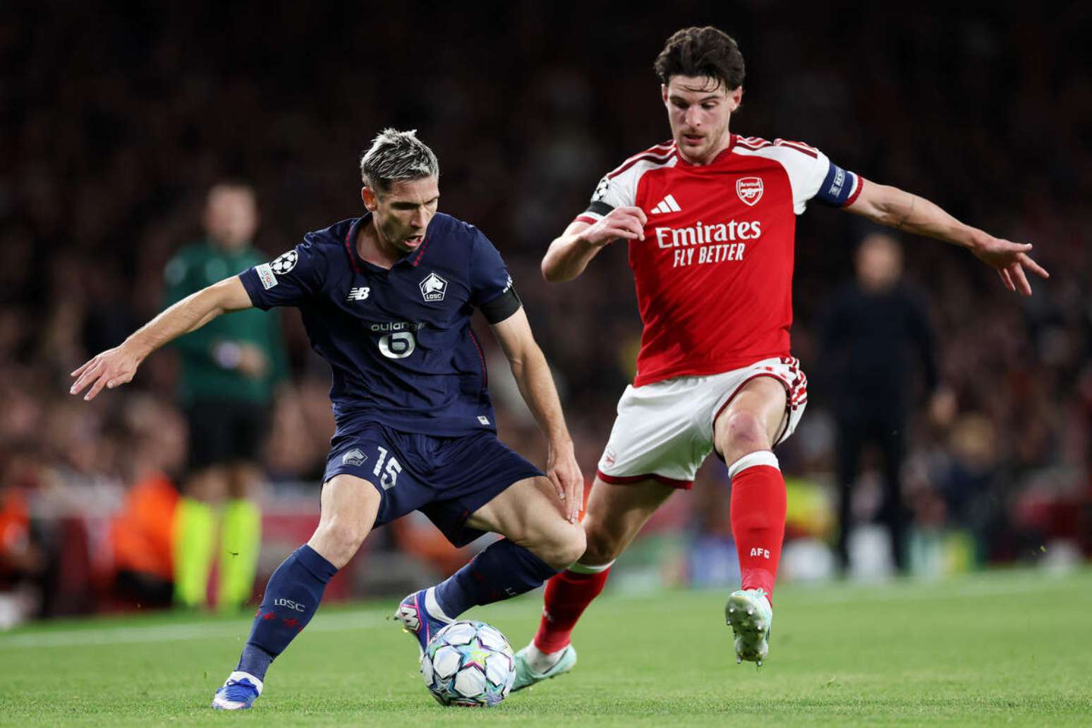 Jogadores de Arsenal e Lille em disputa de bola na Champions &ndash;