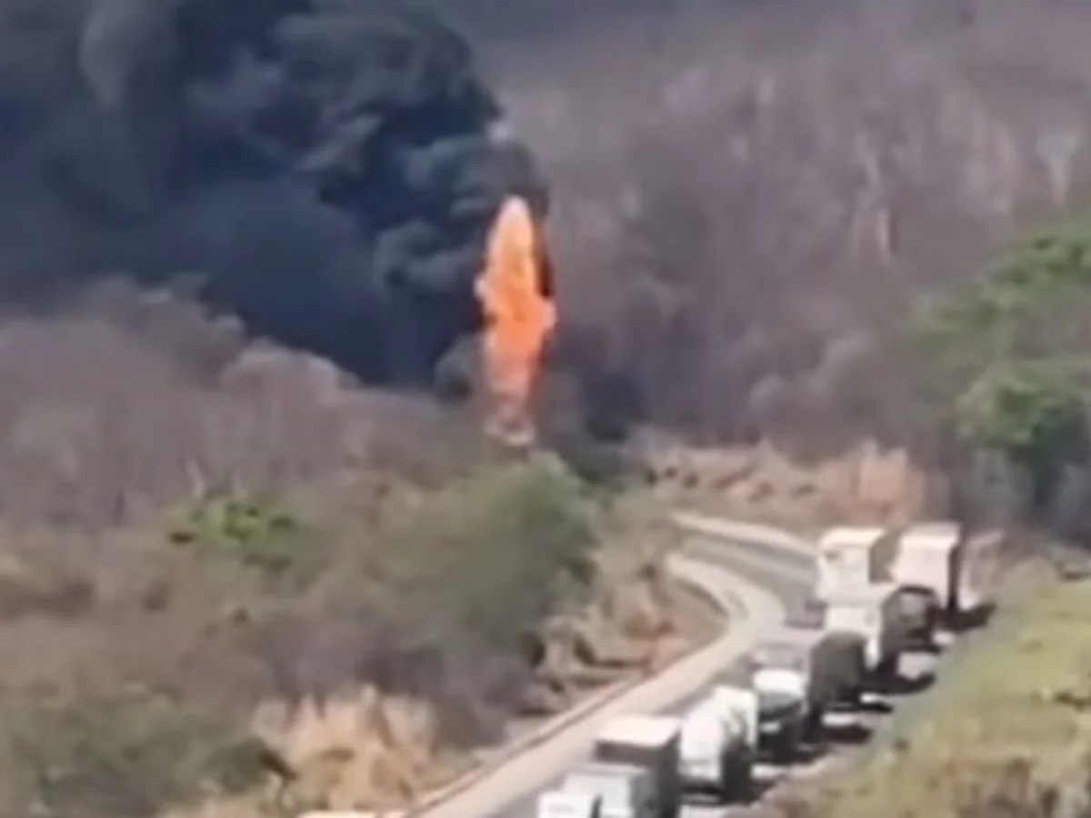 Carreta com diesel pega fogo, explode e interdita BR-251 em Salinas