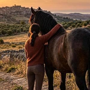 Il respiro del cavallo Vento soffia nel cuore di Elena soffocata dalla depressione
