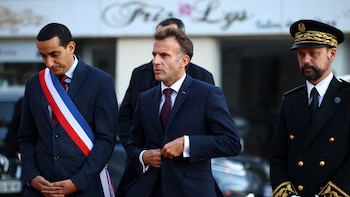 Emmanuel Macron calificó el tiroteo cerca de París como un “punto de inflexión” para Francia