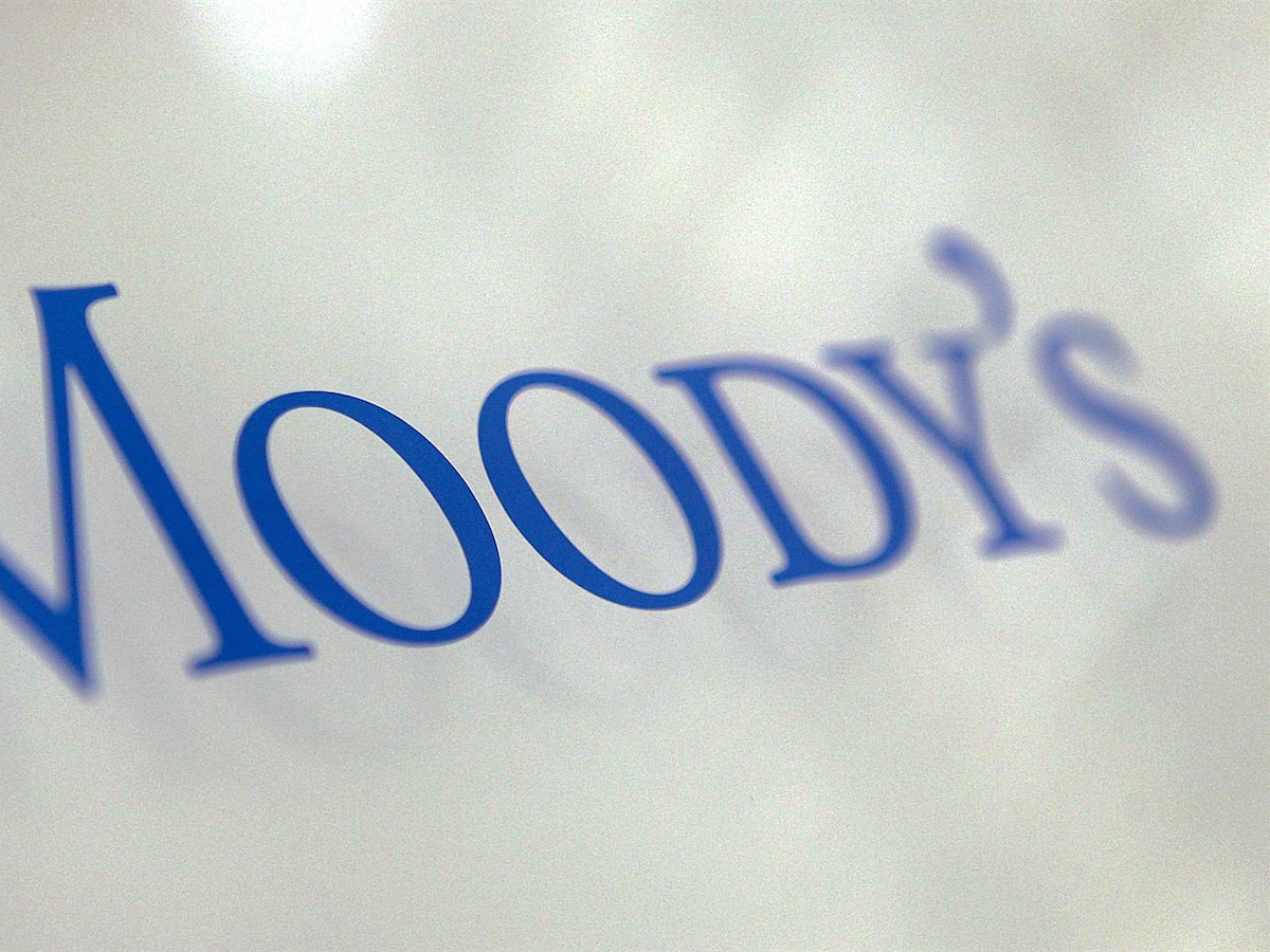 França livra-se da redução da classificação da Moody's enquanto enfrenta distúrbios