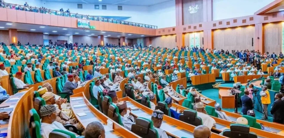 Imagem da matéria: O ADC exige provas enquanto o APC critica o Atiku por salários não pagos