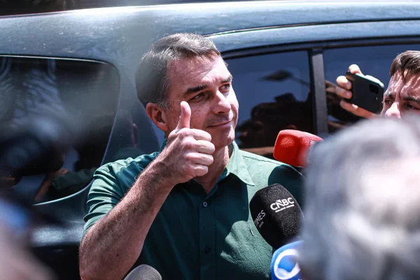 Juíza nega pedido liminar de Flávio em processo contra Janones e Lindbergh - destaque galeria