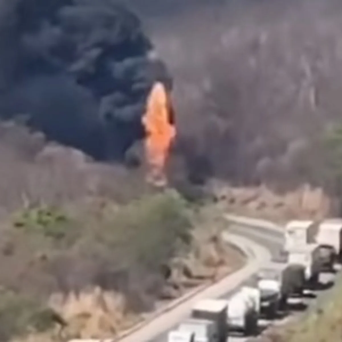 Carreta com diesel pega fogo, explode e interdita BR-251 em Salinas