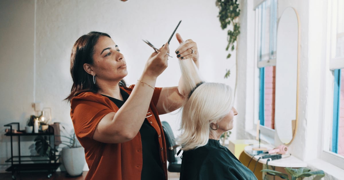 Cortar as pontas pode deixar o cabelo mais volumoso? Entenda o que causa essa impressão