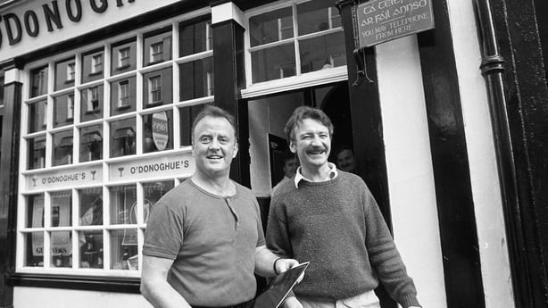 Christy Moore and Dónal Lunny outside O'Donoghue's pub in Dublin in 1985