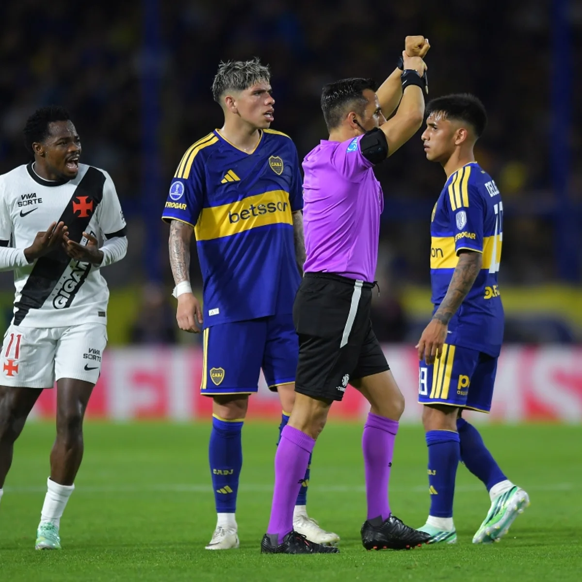 Andrés Gómez, do Vasco, se desculpa após expulsão contra o Boca Juniors