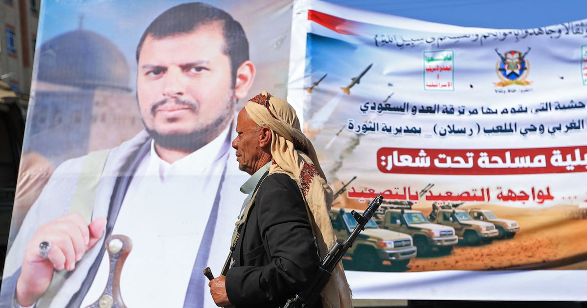 Voos de Riade suspensos após ataques dos Houthis; EUA afirmam que o Estreito de Ormuz está aberto e EAU pede orações pela chuva