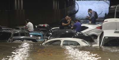 Carros e &ocirc;nibus ficam parcialmente submersos em alagamento no T&uacute;nel do Anhangaba&uacute;, no Centro de S&atilde;o Paulo, na tarde desta quarta-feira, 14 Foto: WILLIAN MOREIRA/ATO PRESS/ESTAD&Atilde;O CONTE&Uacute;DO