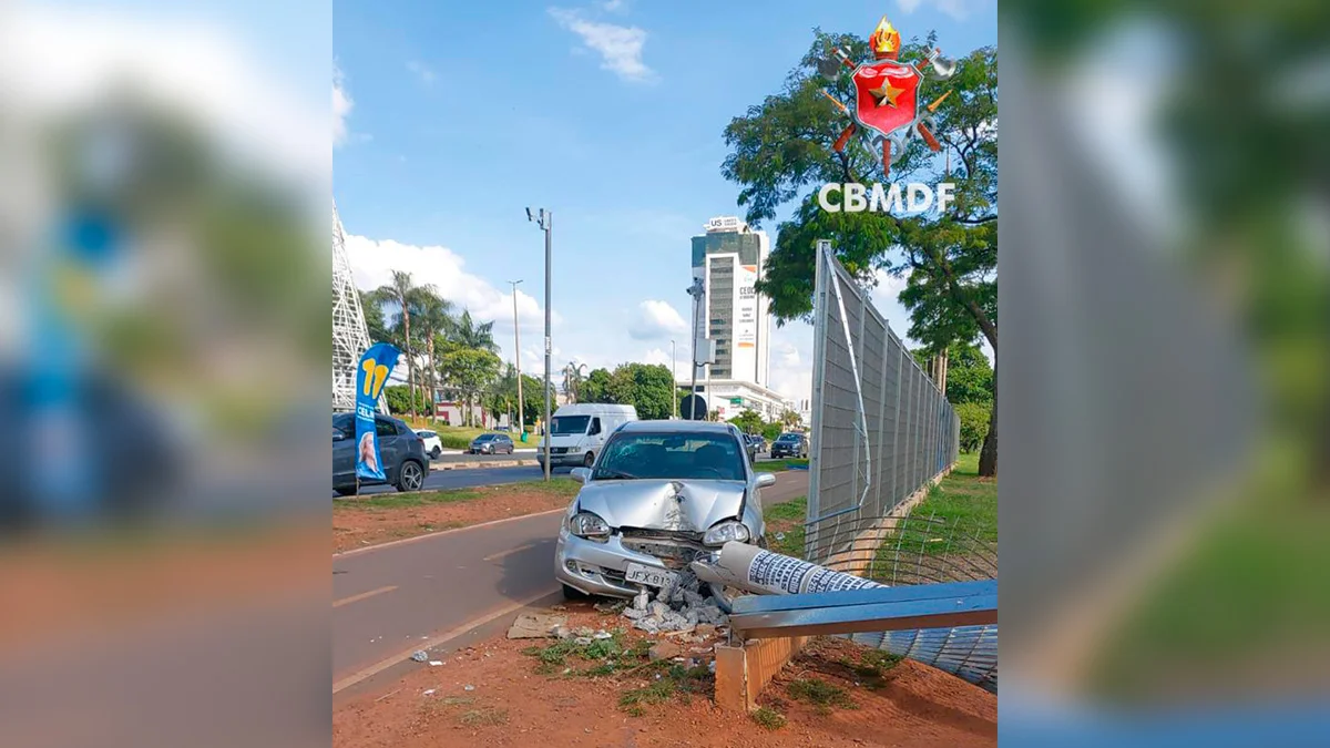 Carro bate e derruba poste, próximo a shopping no Pistão Sul