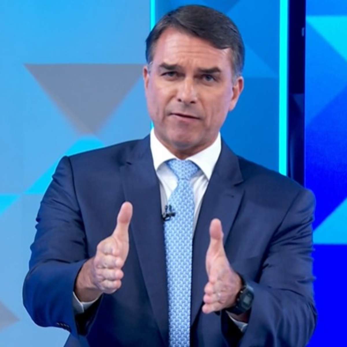 Mãe de Ana Clara reage na plateia do debate após Flávio citar nome da filha e grita: 'Ela morreu'