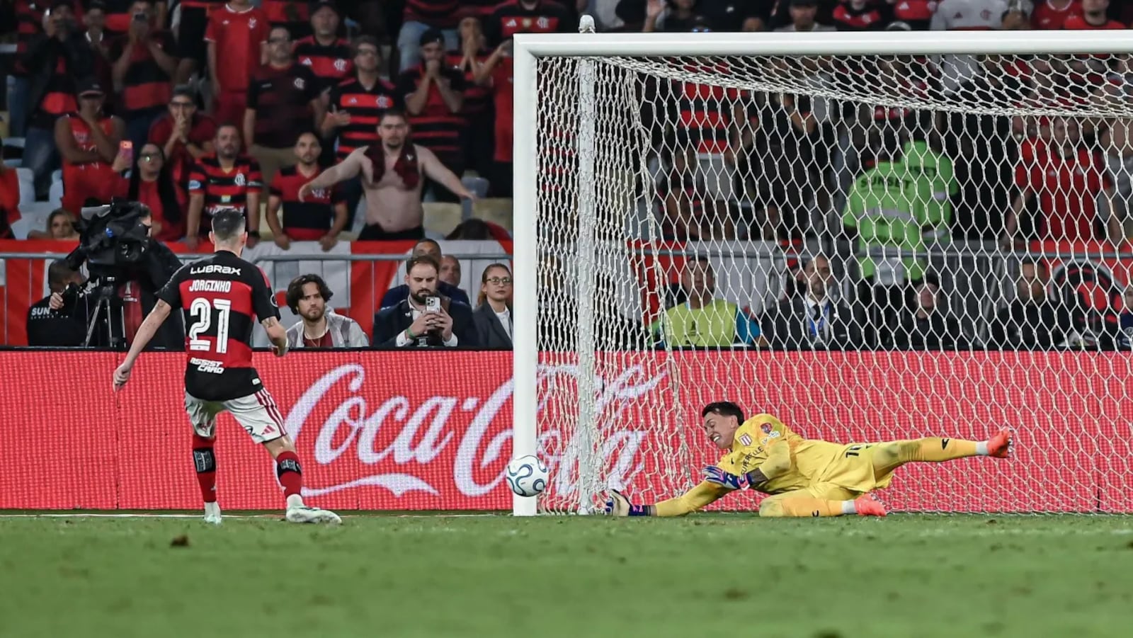 Muslera defende o pênalti cobrado por Jorginho. O Flamengo começava a desmoronar Jayson Braga/Estadão Conteúdo