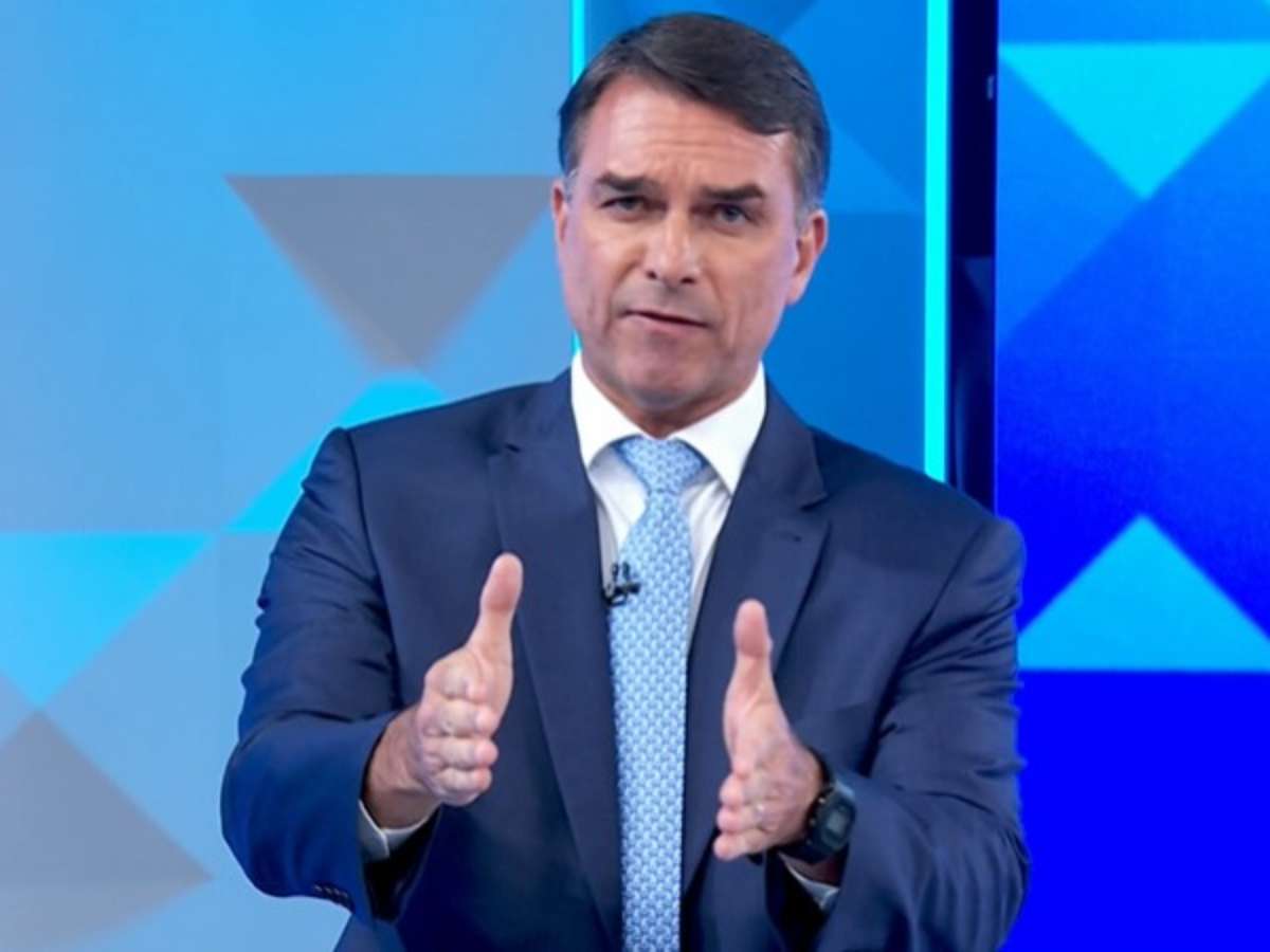 Mãe de Ana Clara reage na plateia do debate após Flávio citar nome da filha e grita: 'Ela morreu'