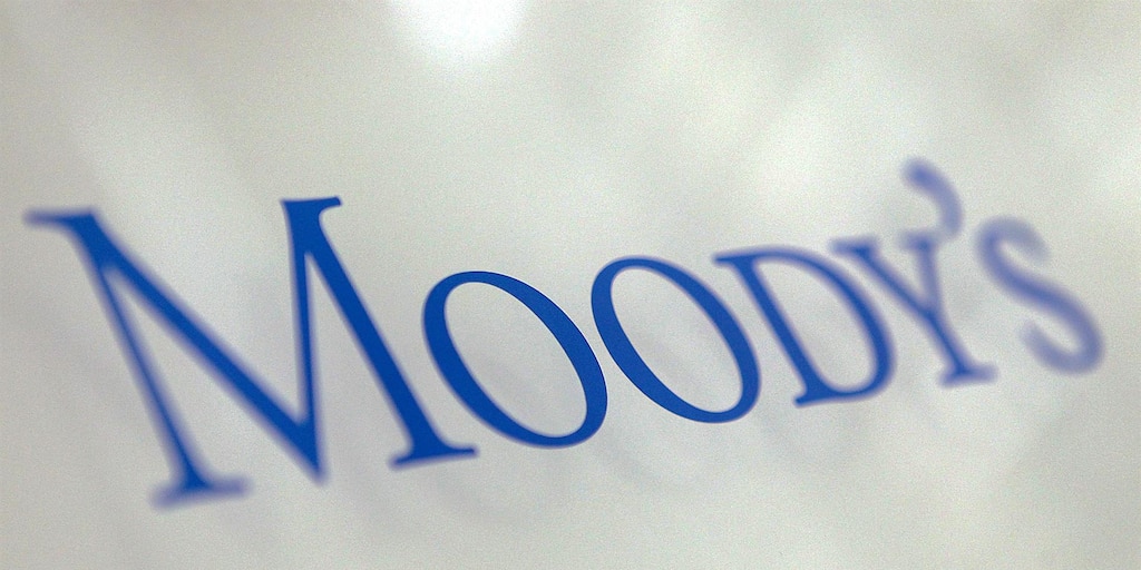 França livra-se da redução da classificação da Moody's enquanto enfrenta distúrbios