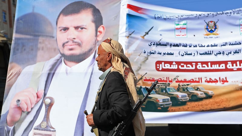 Voos de Riade suspensos após ataques dos Houthis; EUA afirmam que o Estreito de Ormuz está aberto e EAU pede orações pela chuva